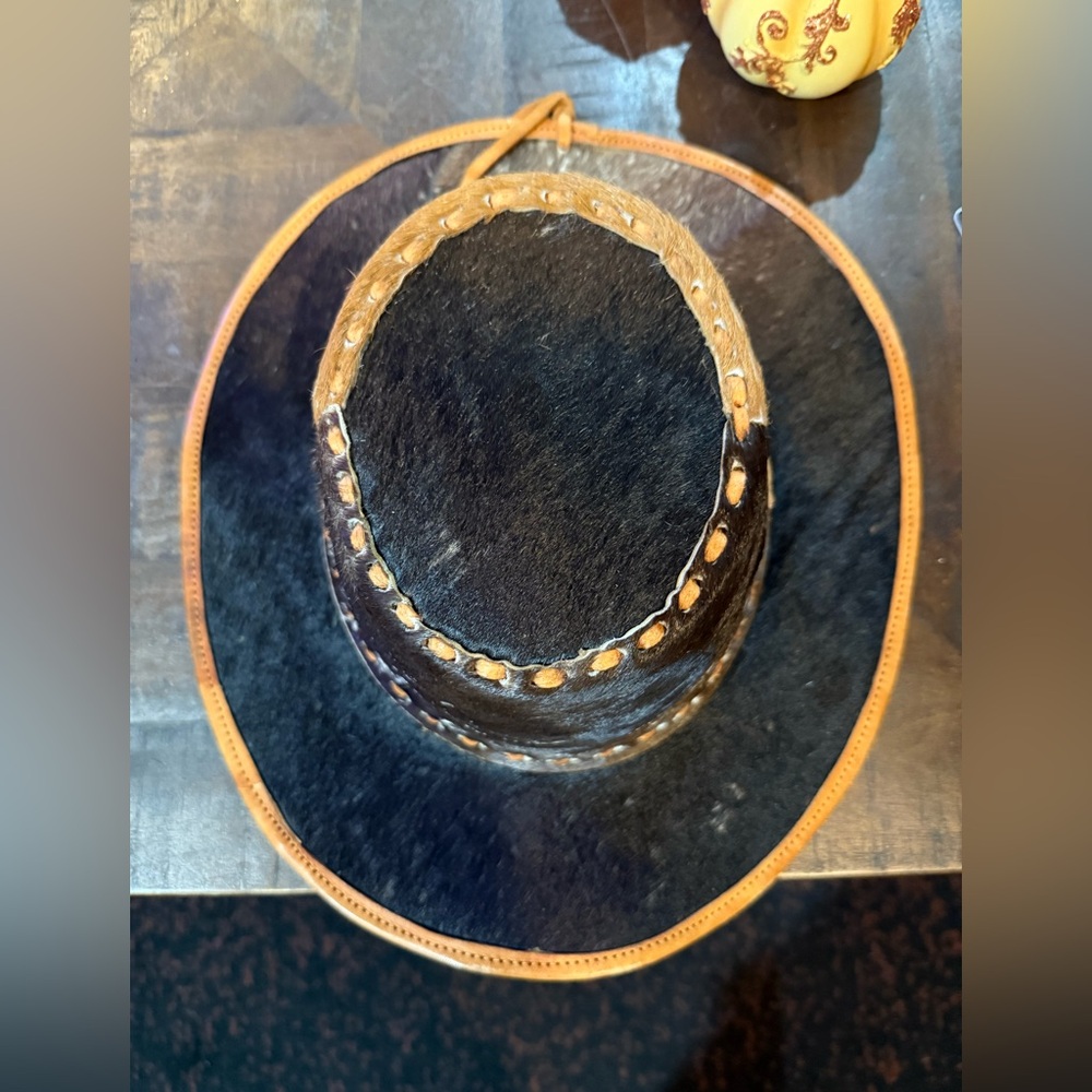 NWOT- cowhide exterior Chuupul Leather Hat